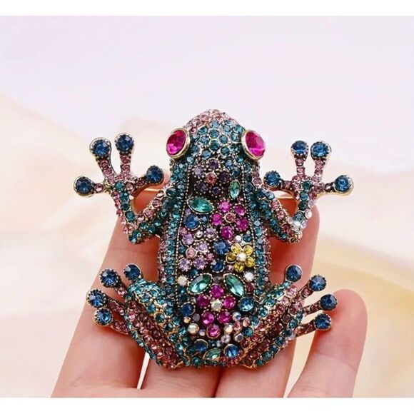 🩵 NEW Stunning & sparkling large frog brooch 🩵 - Picture 2 of 8